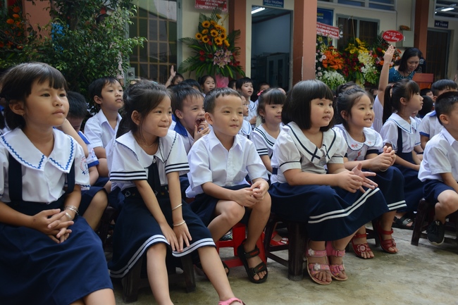 Giving gift portions to pupils on the occasion of Mid-Autumn Festival